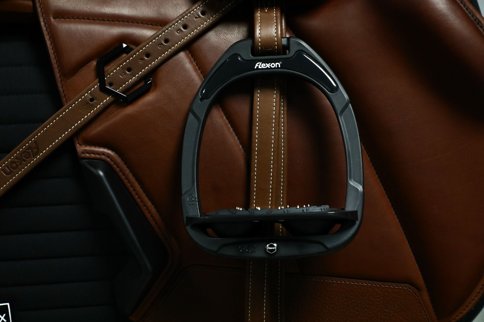 Стремена амортизирующие Green Composite Black, платформа с наклоном. Flex-On 2